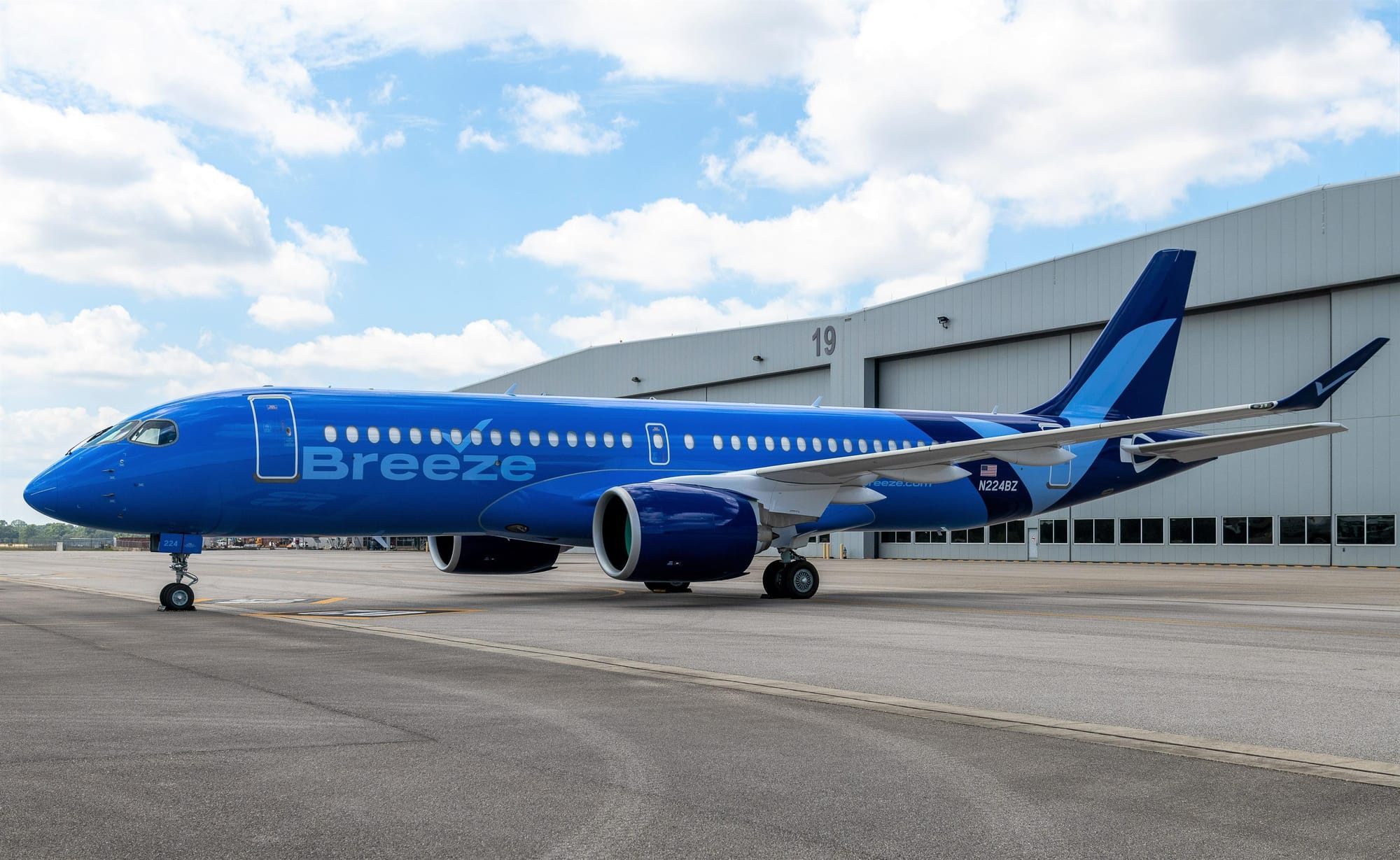 SMBC Aviation Capital signs lease agreements with Breeze Airways for 3 Airbus A220-300 aircraft